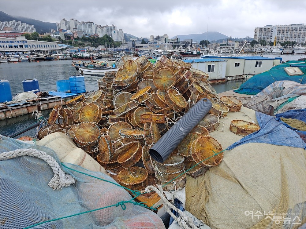 ▲버려진 폐어구가 산더미처럼 쌓여 있다. ⓒ조찬현
