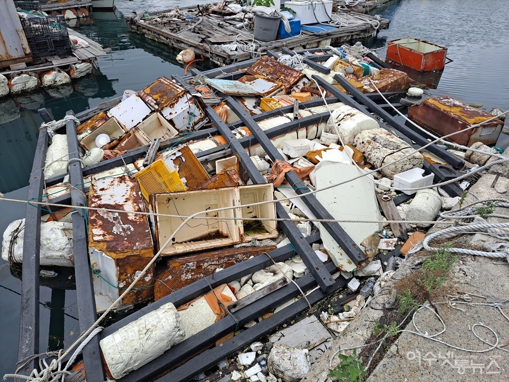 ▲불법 투기한 쓰레기의 무게로 인해 뗏목이 서서히 가라앉고 있다. ⓒ조찬현