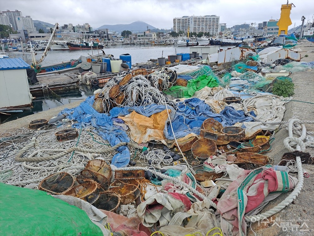 ▲어선 폐기물과 생활 쓰레기가 국동항 파제제를 뒤덮고 있다. ⓒ조찬현