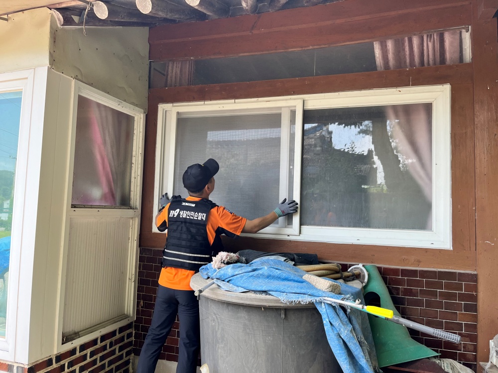 ▲ 방충망 교체 봉사