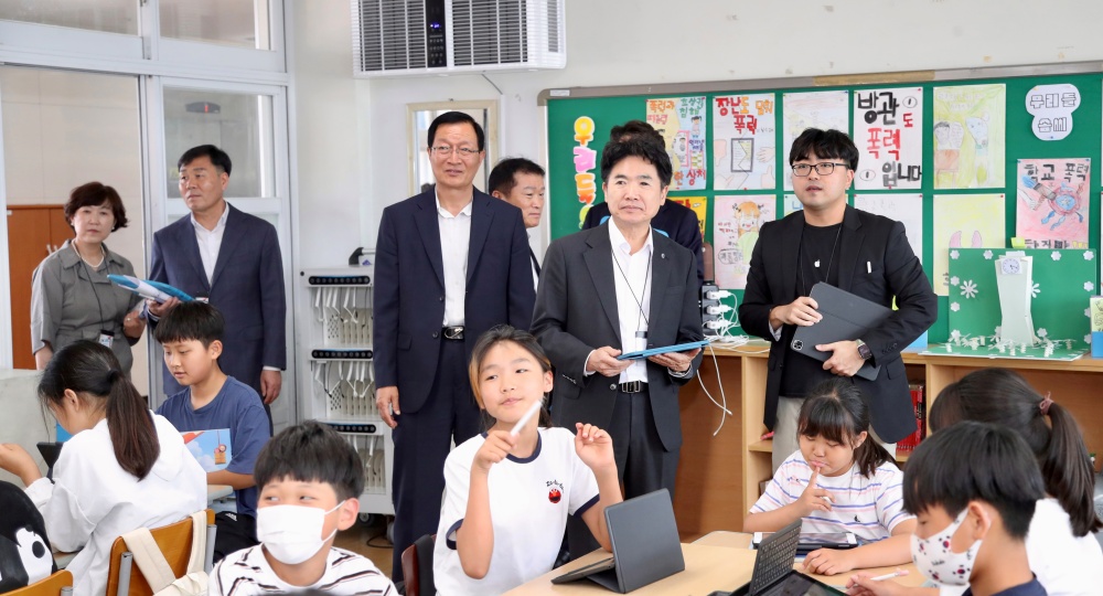 ▲ 영광 중앙초등학교 수업 참관 중인 김대중 교육감