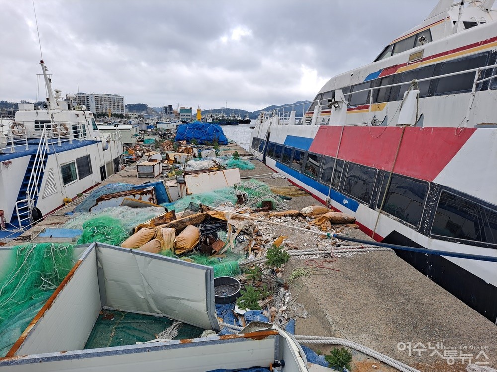 ▲파제제 주변에 방치된 폐선박이다. 폐유람선과 폐쾌속선이 방치되어 있다. ⓒ조찬현