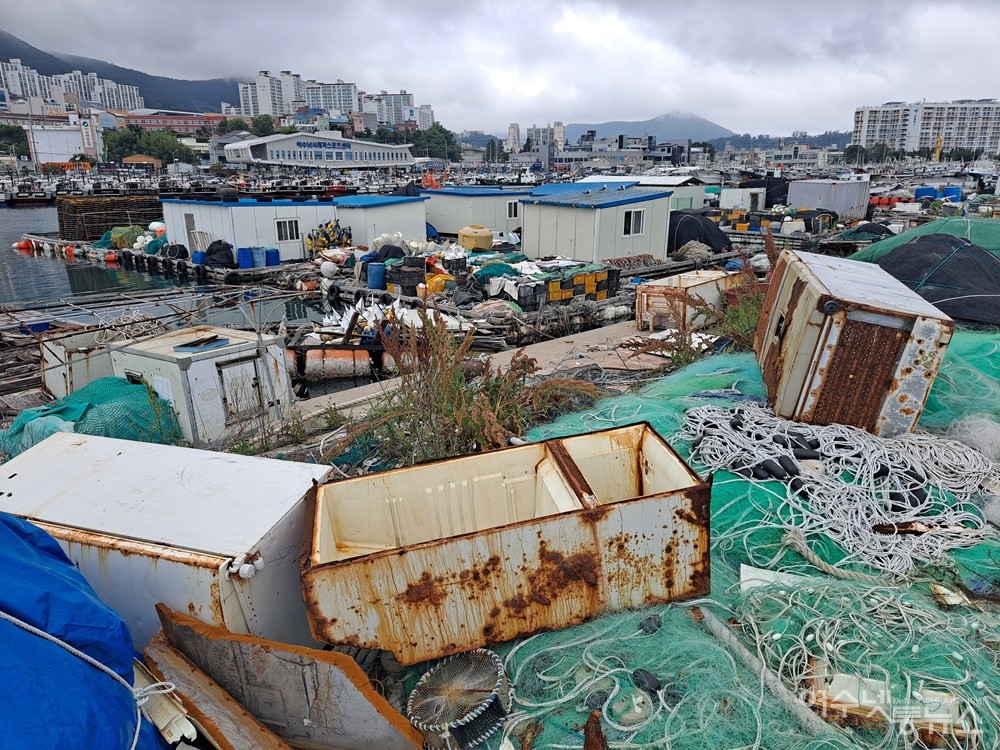 ▲방파제(파제제)와 바지선 위에 쓰레기가 산더미처럼 쌓여 있다.  ⓒ조찬현