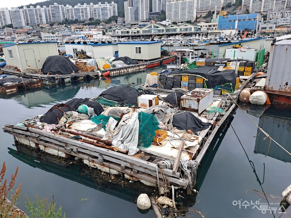 ▲국동항을 드나드는 선박 운항에 불편을 초래하는 불법 바지선이다. ⓒ조찬현