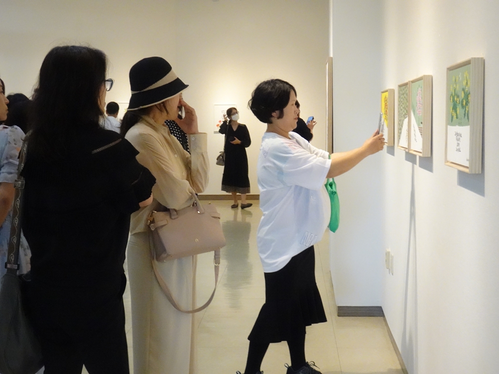 ▲ 전시회를 찾은 관람객이 작품을 카메라에 담고 있다.