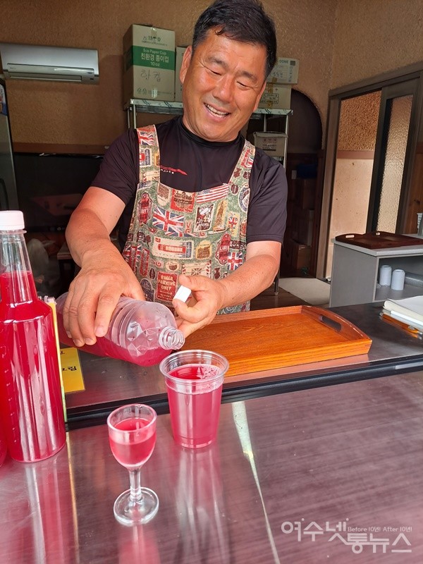 ▲신탁열 골망태팬션·카페지기가 막걸리와인을 잔에 따르고 있다. ⓒ조찬현