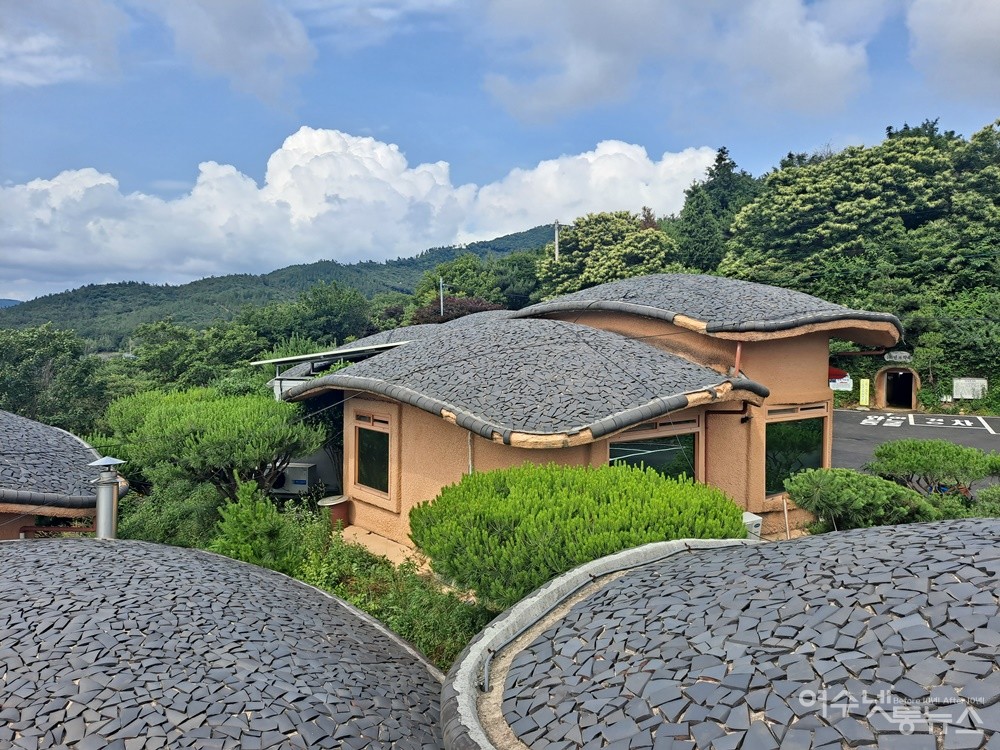 ▲골망태팬션은 자연 친화적인 건물이다. ⓒ조찬현