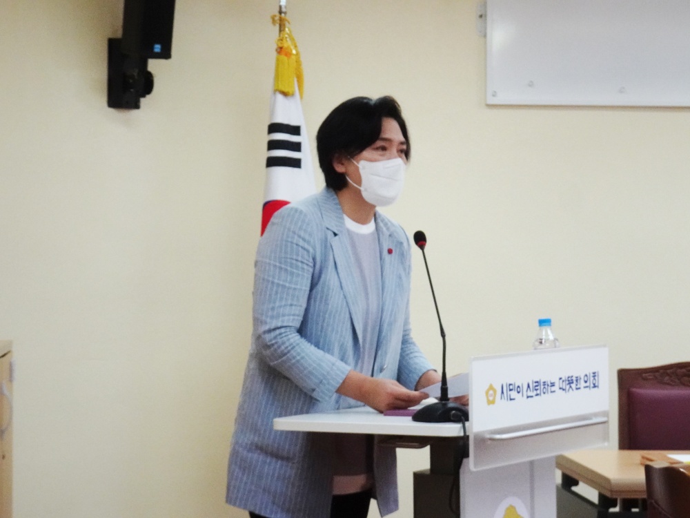 ▲박성미 여수시의원이 여수시의회에서 입장을 표명했다.