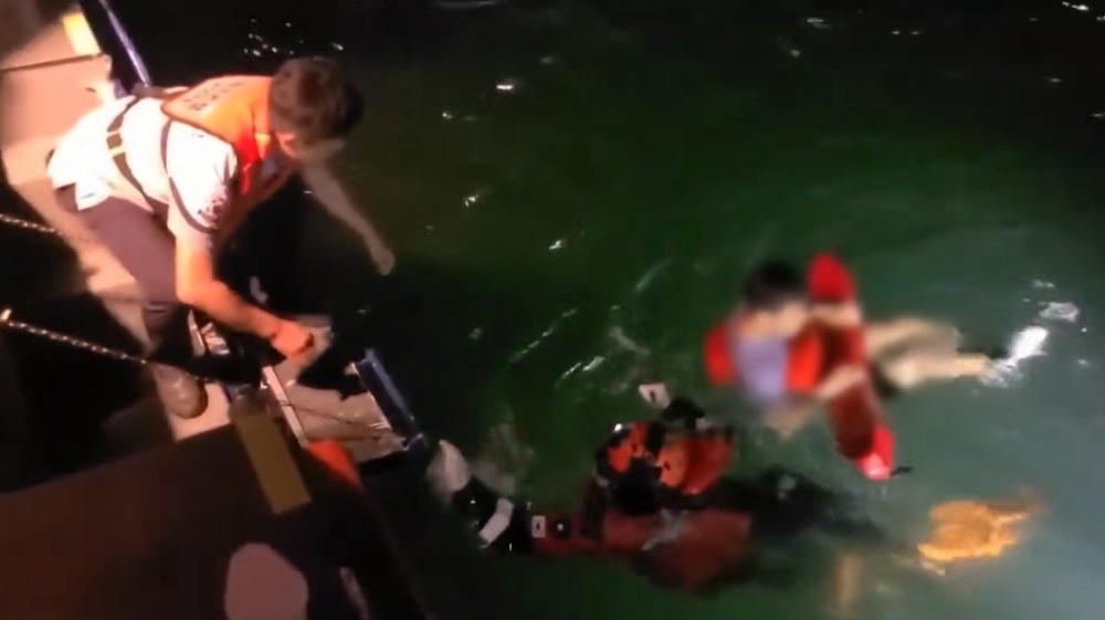 ▲ 해양경찰이 갯바위 고립자를 해상으로 구조하고 있다