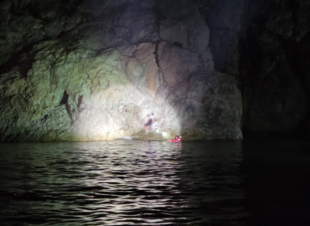 ▲ 해양경찰이 갯바위에 고립된 10대들을 구조하고 있다