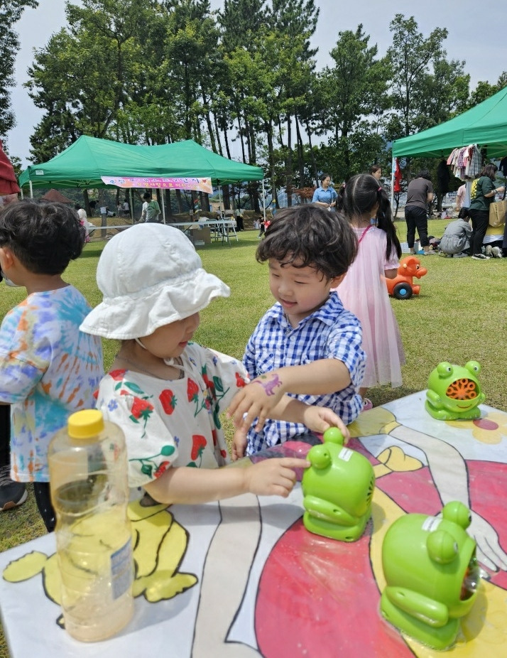 ▲ 플리마켓 체험부스에서 장난감을 만지고 있다.