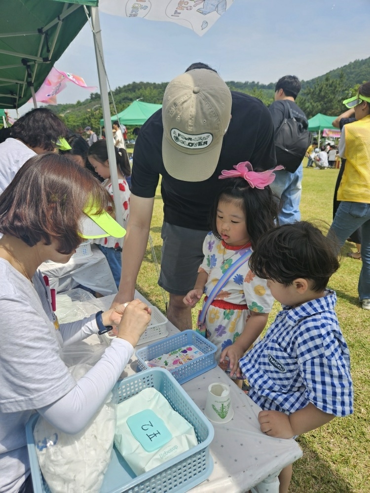 ▲ 플리마켓 체험부스에 참여한 어린이