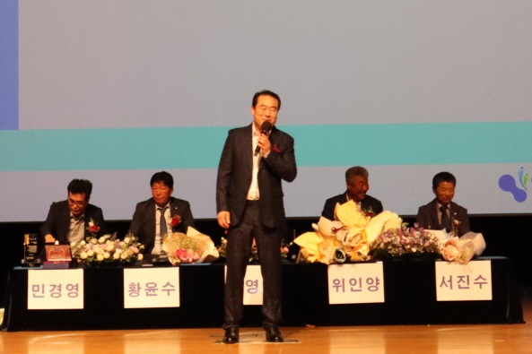 ▲ 여수시도시관리공단 김병로 환경사원이 축하공연을 하고 있다. 