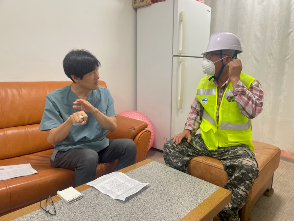 ▲ 여수전남병원 직업환경의학과 신덕용 과장이 노동자 건강상담을 하고 있다.