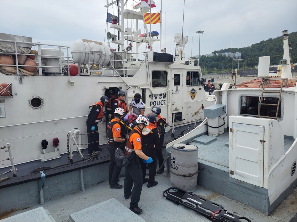 ▲ 해양경찰이 훈련 중 응급환자를 이송중이다.