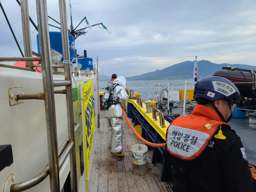 ▲해양경찰이 훈련 중 화재를 진압중이다.