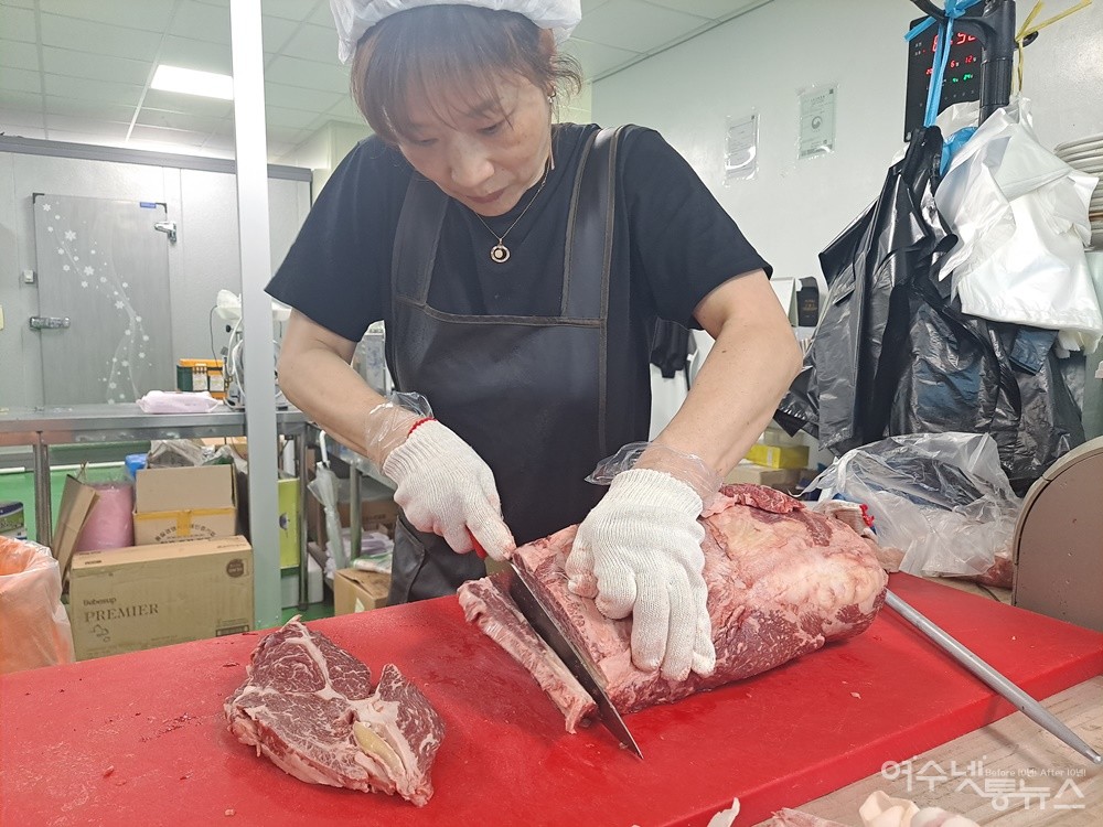 ▲최선숙 대표(숙이정육점·식당)가 한우 등심을 썰고 있다. ⓒ조찬현