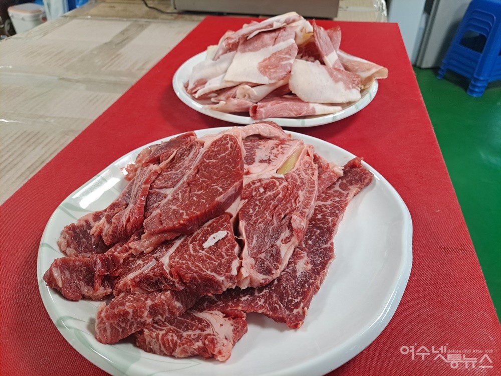 ▲신풍 숙이정육점에서 소고기를 구입하면 차돌박이 한 접시가 덤이다. ⓒ조찬현