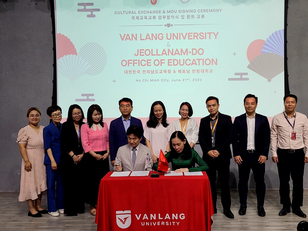 ▲ 김대중 교육감과 쩐티미찌에우 총장이 협약서에 서명하고 있다.