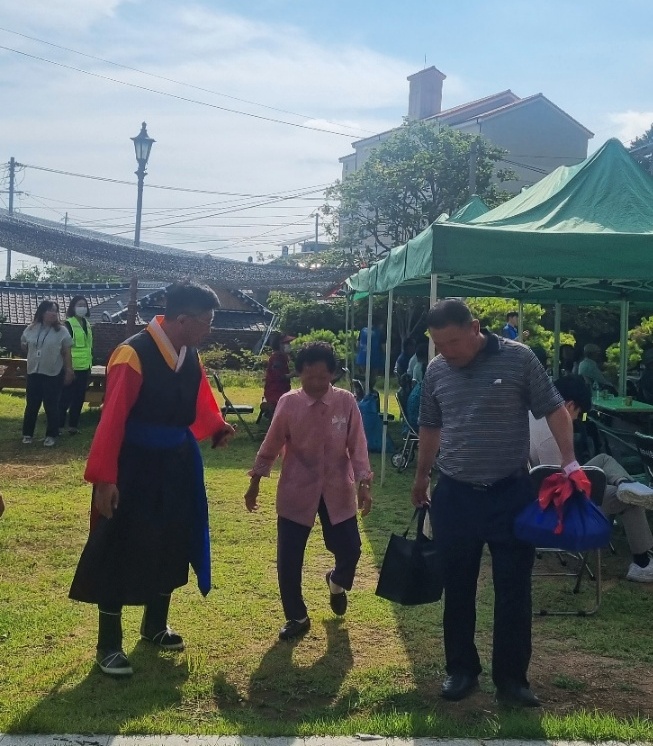 ▲ 여수 돌산읍 '만수무강 하소서 어산읍 90세 이상 어르신 경로 행사'