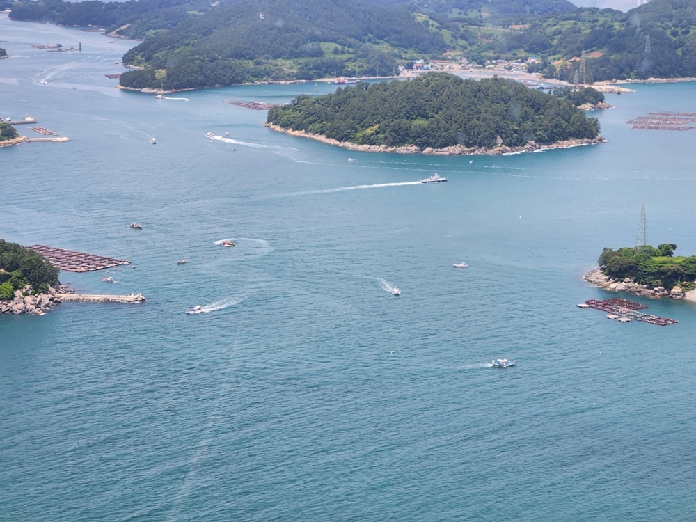 ▲ 항공기, 경비함정 등이 동원되 어선 실종자를 집중수색하고 있다.