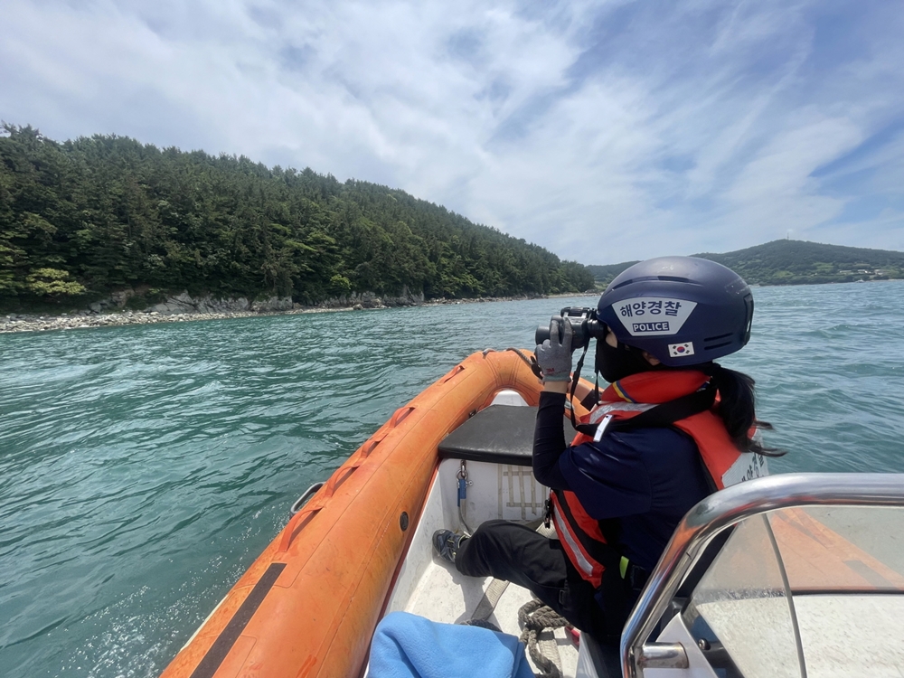 ▲ 해양경찰이 구조단정을 이용해 연안 접근 집중수색중이다.