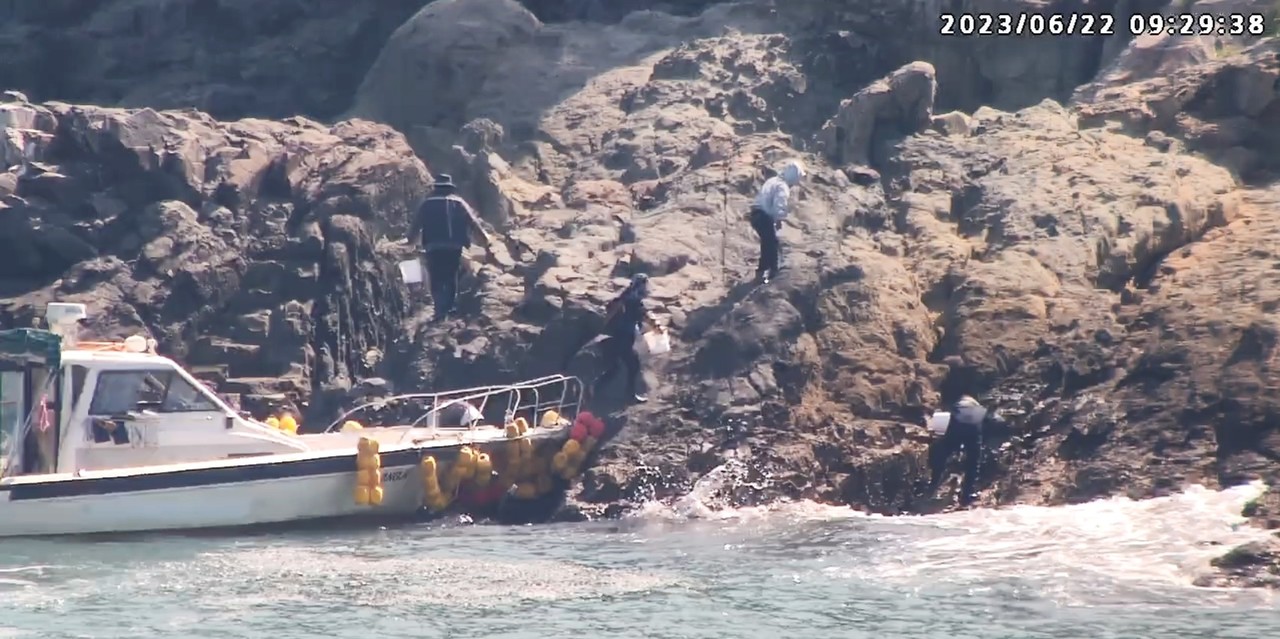 ▲ 여수해경이 대항도에 무단 입도한 해루객 5명을 적발했다.