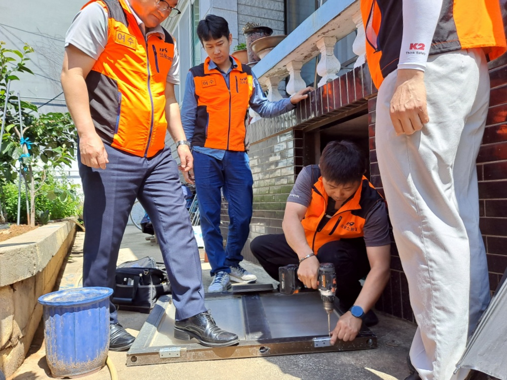 ▲여수소방서 119생활안전순찰대 취약계층 봉사활동 모습