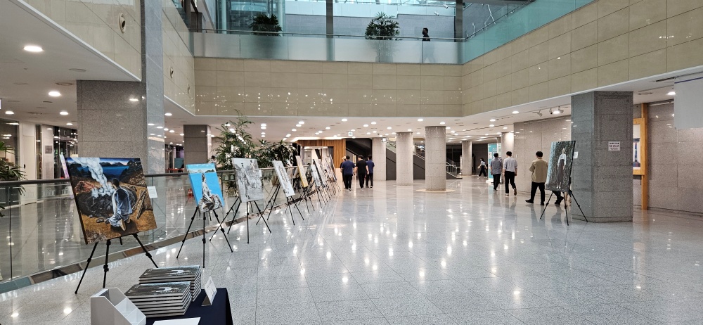 ▲ 국회의원회관 1층 로비에서 열리는 여순항쟁 역사화전