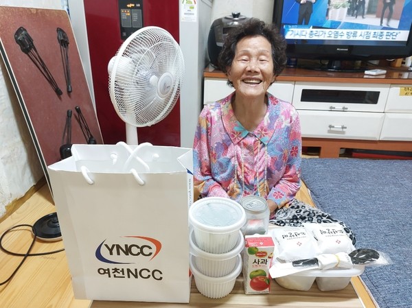 ▲ 여천NCC(주) 모둠국밥 특식을 전달받은 어르신