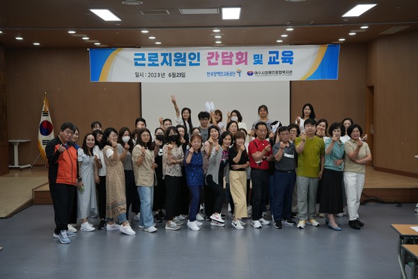 ▲ 선물 받은 운동화를 신고 단체 기념사진을 찍고 있다.