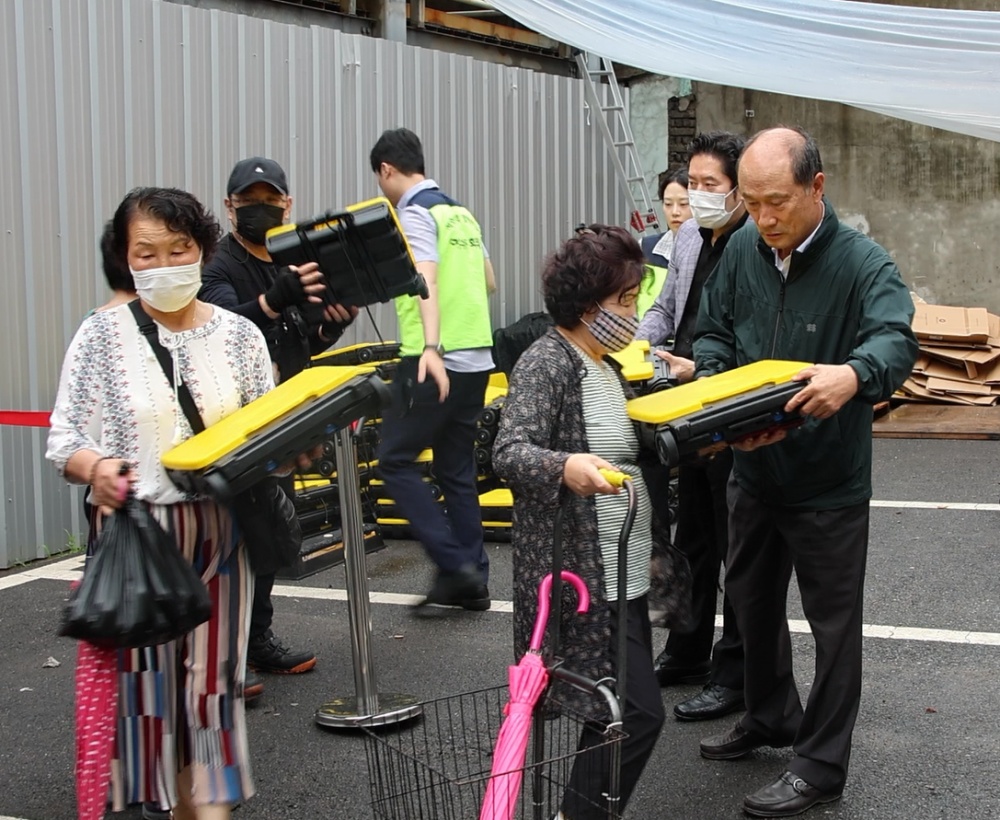 ▲ 장바구니를 받아가는 시민들