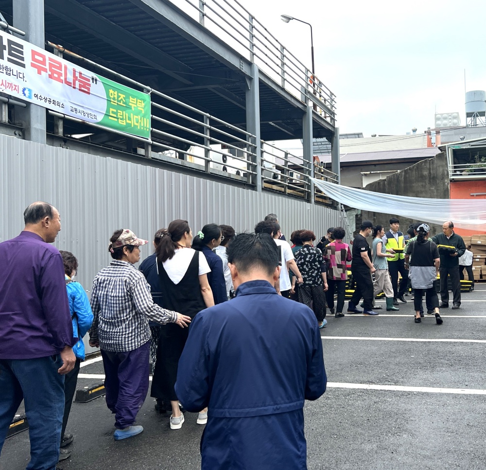 ▲ 무료나눔장바구니를 받기 위해 줄을 선 시민들