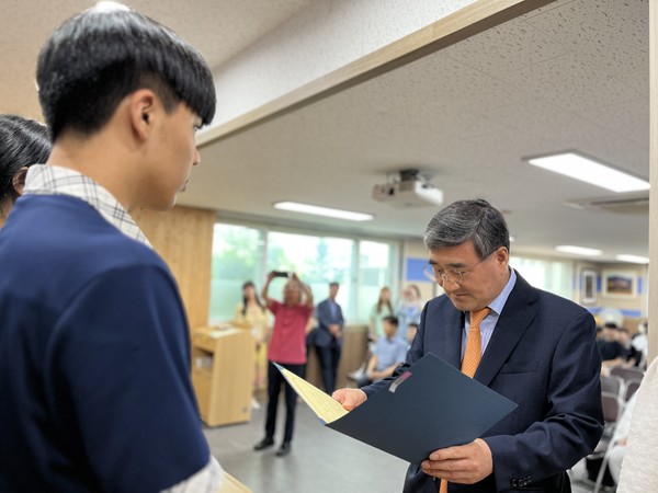 ▲ 여수전남병원 정종길원장 장학생에게 장학증서 수여