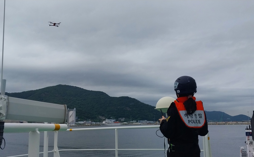 ▲ 해양오염 예방 활동에 도입한 드론