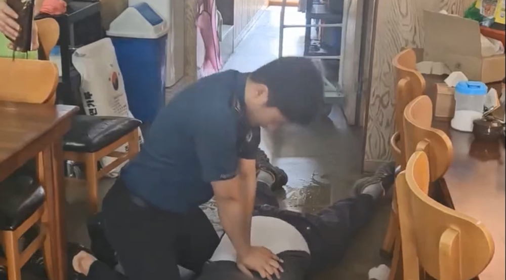 ▲ 심정지로 쓰러진 시민을 구한 여수경찰