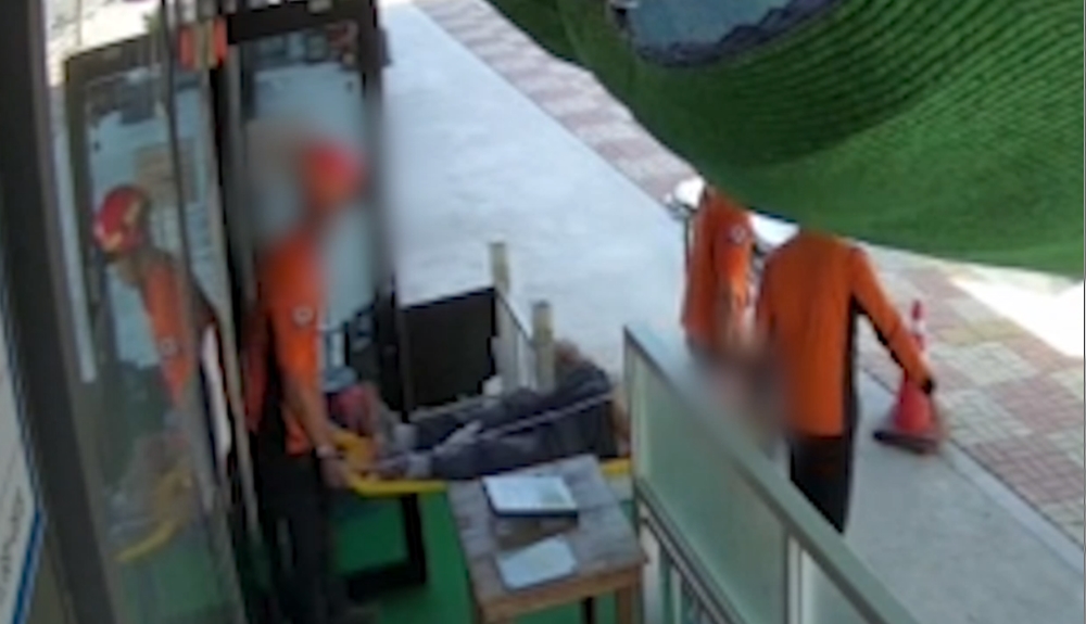 ▲ 119가 쓰러진 시민을 이동하고 있다.