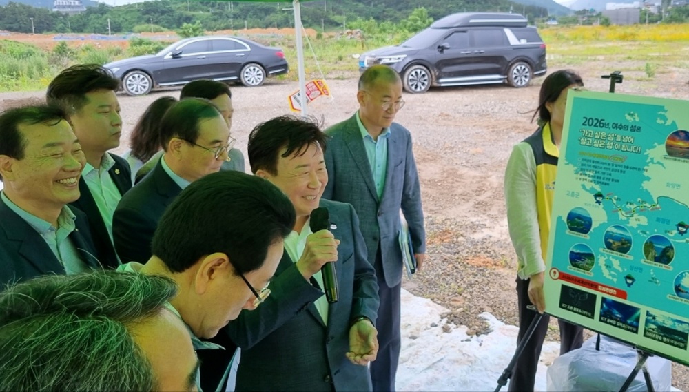 ▲ 정기명 시장이 김영록 도지사와 전남도의원, 여수시의원 등과 섬박람회 주행사장을 둘러보고 있다.