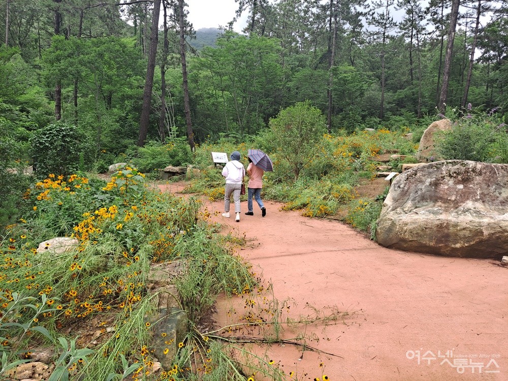 ▲자연과 한데 어우러진 산책길이다. ⓒ조찬현