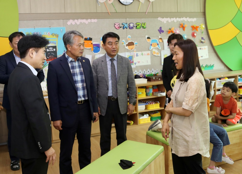 ▲ 김대중 전남교육감이 해남 계곡초등학교 ‘책으로 여는 아침’ 교육현장을 방문했다.