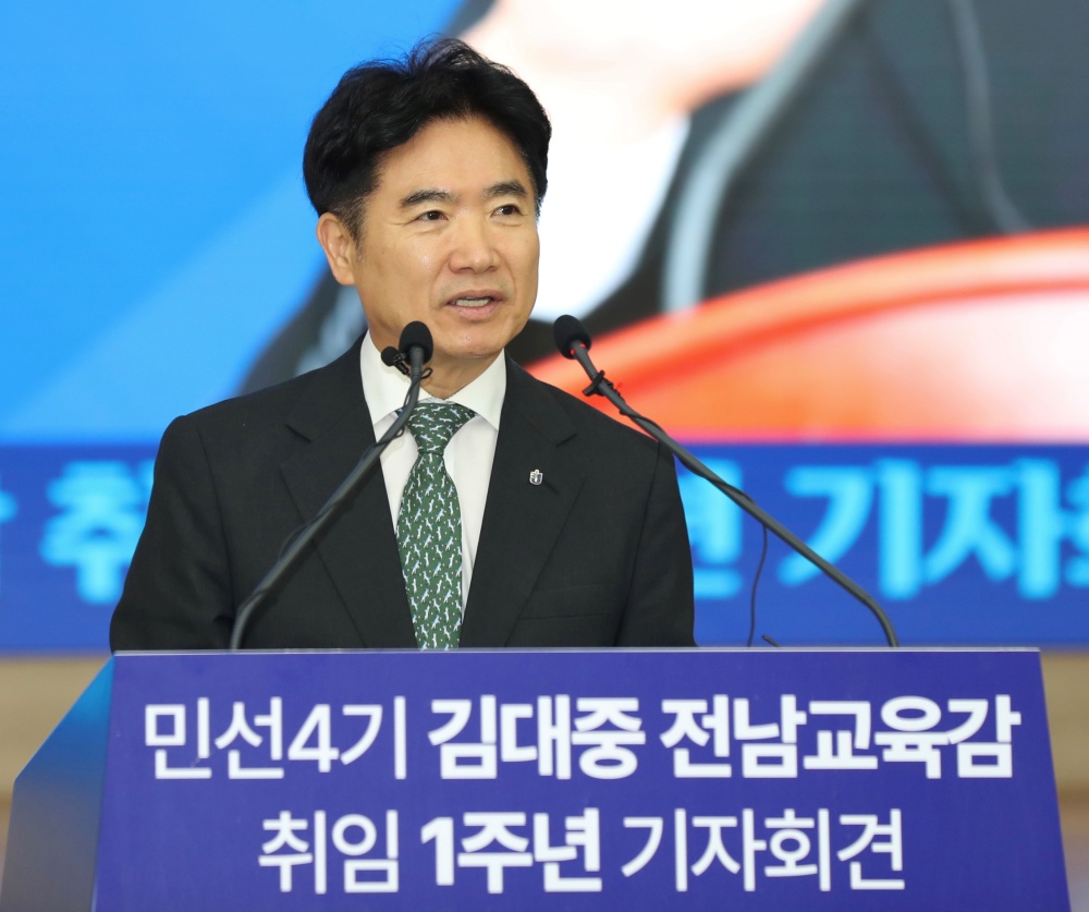 ▲ 김대중 교육감이 민선4기 전남교육 출범1주년을 맞아 기자회견을 하고 있다.