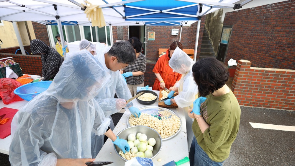 ▲ 하계 특별식을 제공하는 여수시