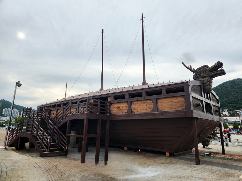 ▲ 이순신광장에 전시된 거북선