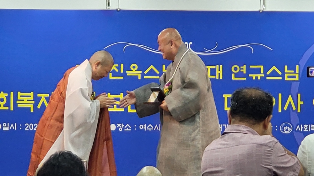 ▲ 진옥스님이 취임하는 연규스님에게 악수를 청하고 있다.