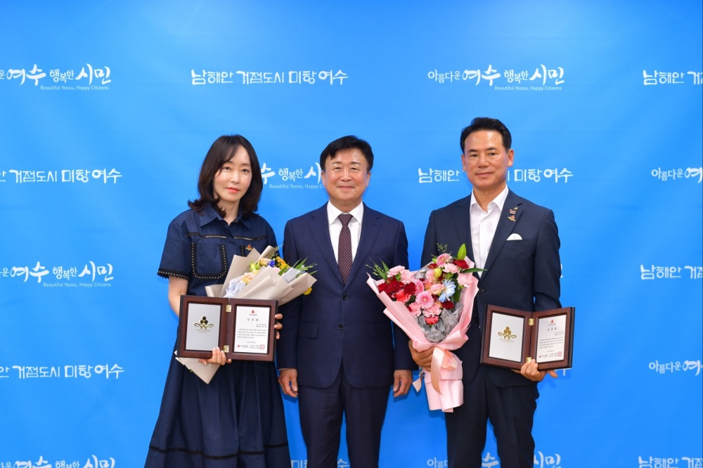 ▲여수 19, 20번째 아너소사이어티 회원 명경식.홍영해 부부