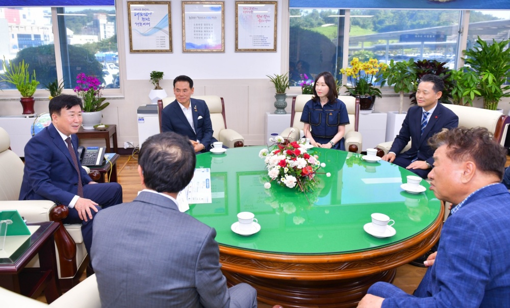 ▲ 명경식.홍영해 부부와 여수시 관계자가 대화를 나누고 있다.