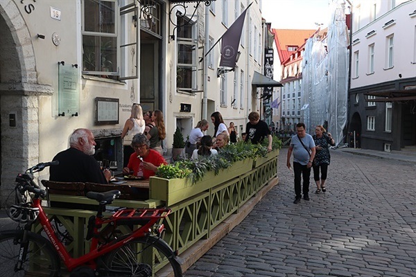 ▲  에스토니아 수도 탈린의 구시가지에서 음식을 먹으며 담소하는 시민들 모습ⓒ 오문수