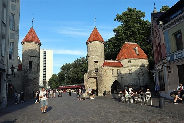 ▲  '비루문' 주위에는 시민들의 삶의 터전이 널려있다ⓒ 오문수