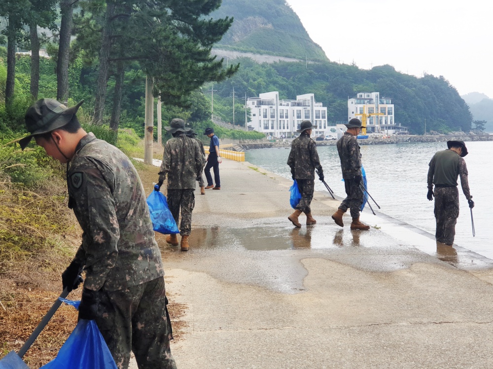 ▲ 여수 정철대대가 해수욕장 환경정화활동 중이다.