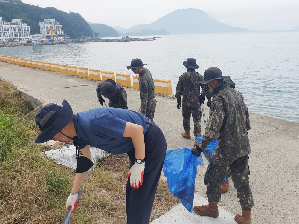 ▲  여수 정철대대가 해수욕장 환경정화활동 중이다.